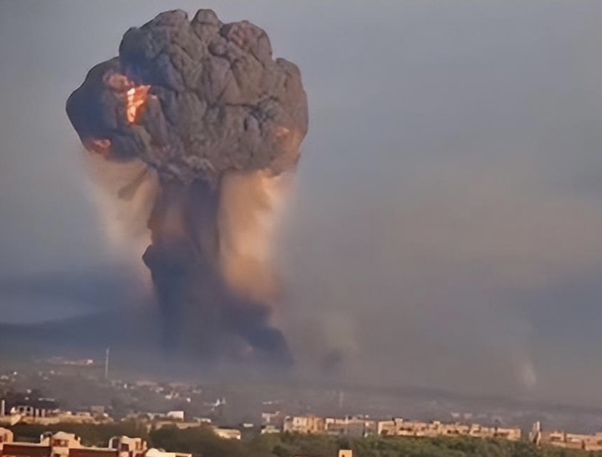 赫梅利尼茨基空襲造成巨大蘑菇雲。