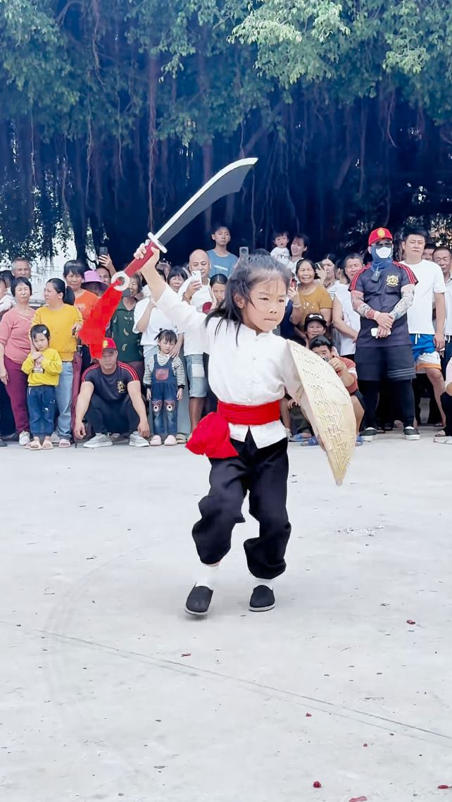 5岁的黄子君3岁时已开始刻苦练武，努力传承茂名洪拳。抖音
