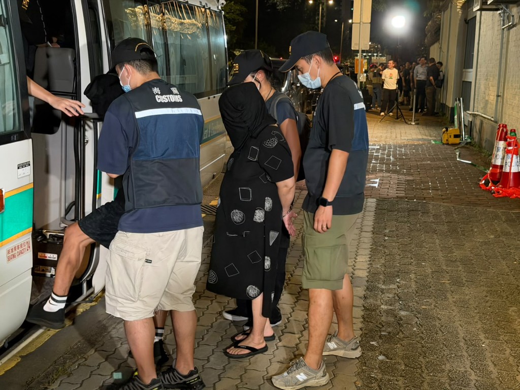 行動中,海關共拘捕27名男女,當中4人為持「行街紙」的南亞裔人士。曾志恒攝 行動中,海關共拘捕27名男女,當中4人為持「行街紙」的南亞裔人士。曾志恒攝