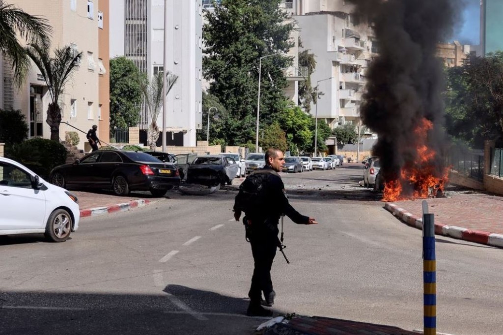哈马斯分子在以色列发动袭击，造成严重伤亡。路透社