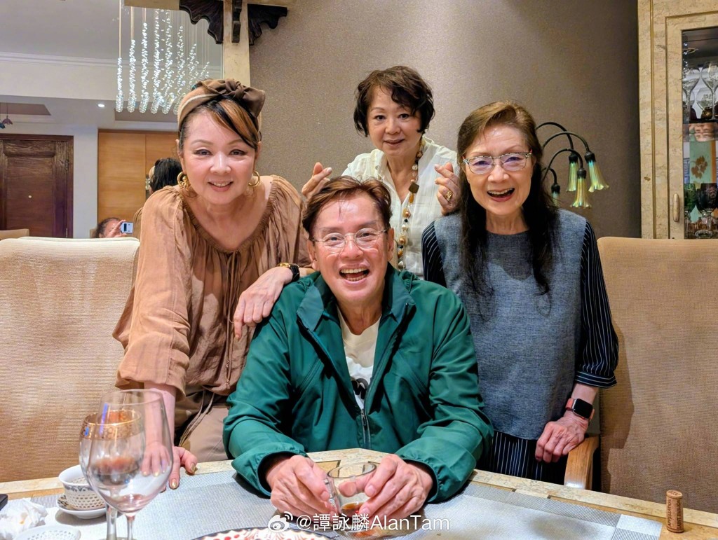 譚詠麟與三位罕有露面的姊妹合照。