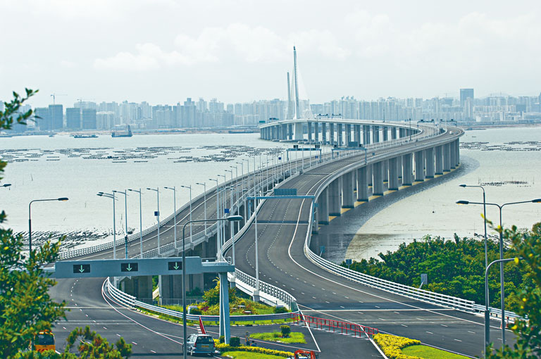 ■深圳灣公路大橋通車不足十二年,發現一條鋼纜折斷,路政署稱結構仍然安全。