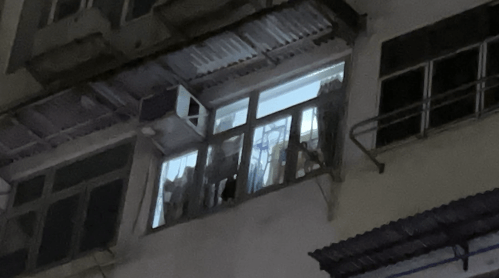 有住戶回家後馬上開燈,一家通明。蔡楚輝攝 有住戶回家後馬上開燈,一家通明。蔡楚輝攝
