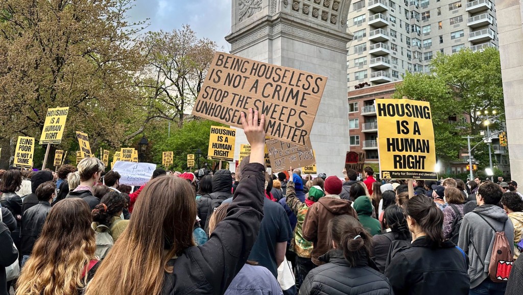 5月5日，数百人在纽约华盛顿广场公园集会，抗议非裔流浪汉尼利（Jordan Neely）无辜被勒死。 美联社
