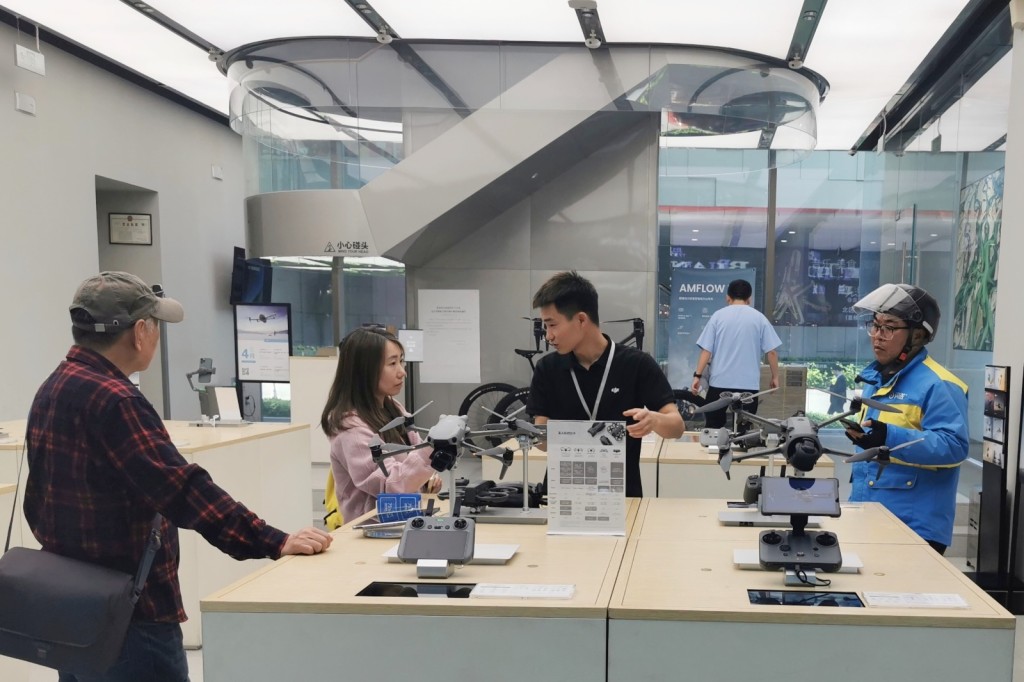 北京大疆國貿旗艦店展台上除了多款無人機樣品,還擺放著運動相機、雲台相機、穿戴相機等設備。楊浚源攝 北京大疆國貿旗艦店展台上除了多款無人機樣品,還擺放著運動相機、雲台相機、穿戴相機等設備。楊浚源攝