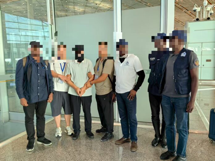 尼日利亞遣返被通緝中國黑幫首領。尼日利亞警方 尼日利亞遣返被通緝中國黑幫首領。尼日利亞警方