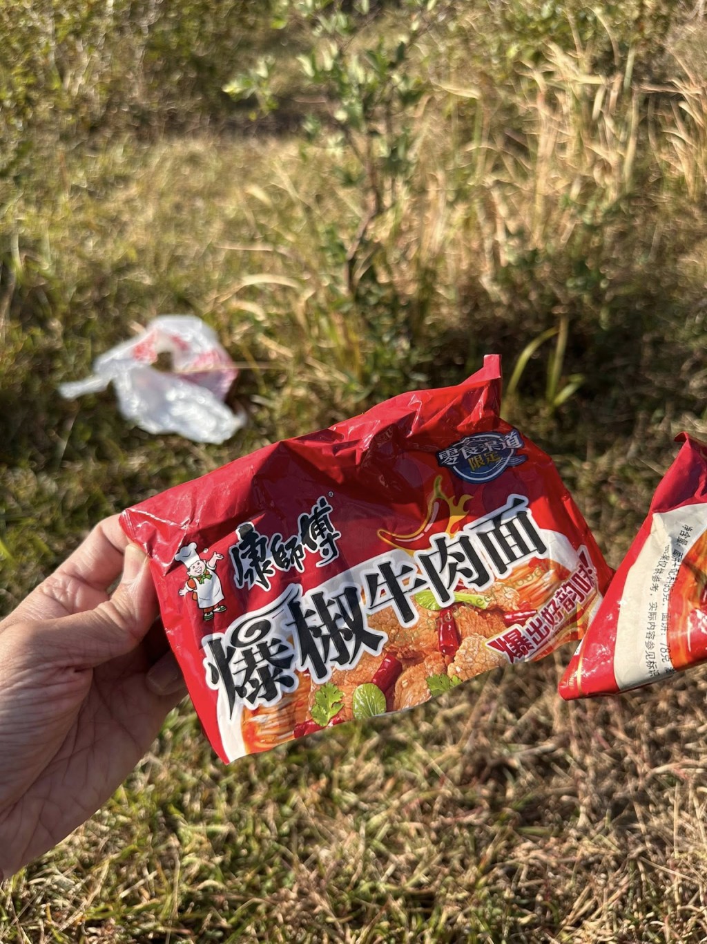 故事主相信是前一晚的內地露營人士無處理並帶走垃圾便離去。 故事主相信是前一晚的內地露營人士無處理並帶走垃圾便離去。