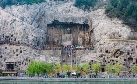 「奉先寺」是龙门石窟最大的一个石窟