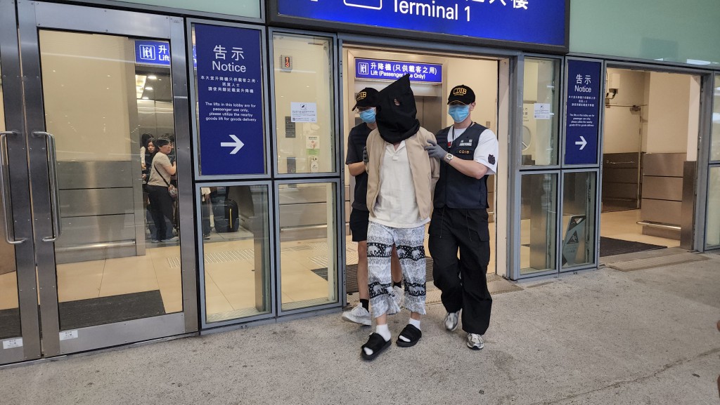 第二宗案件，海關共拘捕兩女一男。