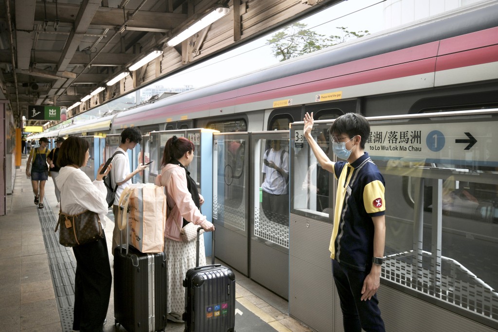 「感謝日」當日,港鐵將加派職員在車站協助乘客。資料圖片 「感謝日」當日,港鐵將加派職員在車站協助乘客。資料圖片
