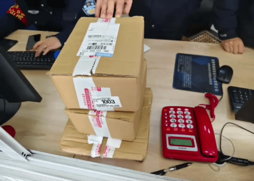 女子将3个快递的“充电宝”送至派出所报警。