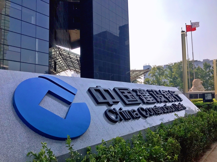 黃曦在建行工作逾30年。 新華社資料圖 黃曦在建行工作逾30年。 新華社資料圖