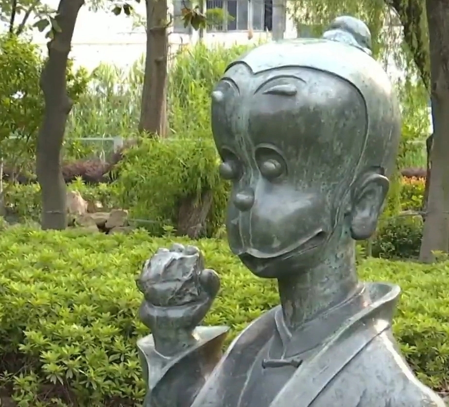 雕塑中人物形像与正常儿童相去甚远。