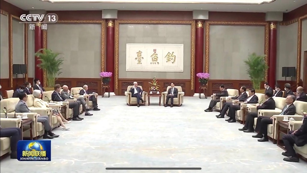 韩正和清华大学经济管理学院顾问委员会委员会面。