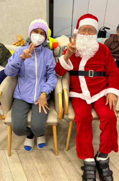 德金伯虽然不良于行，但圣诞节扮上圣诞老人，在派对增添欢乐气氛。(受访者提供)