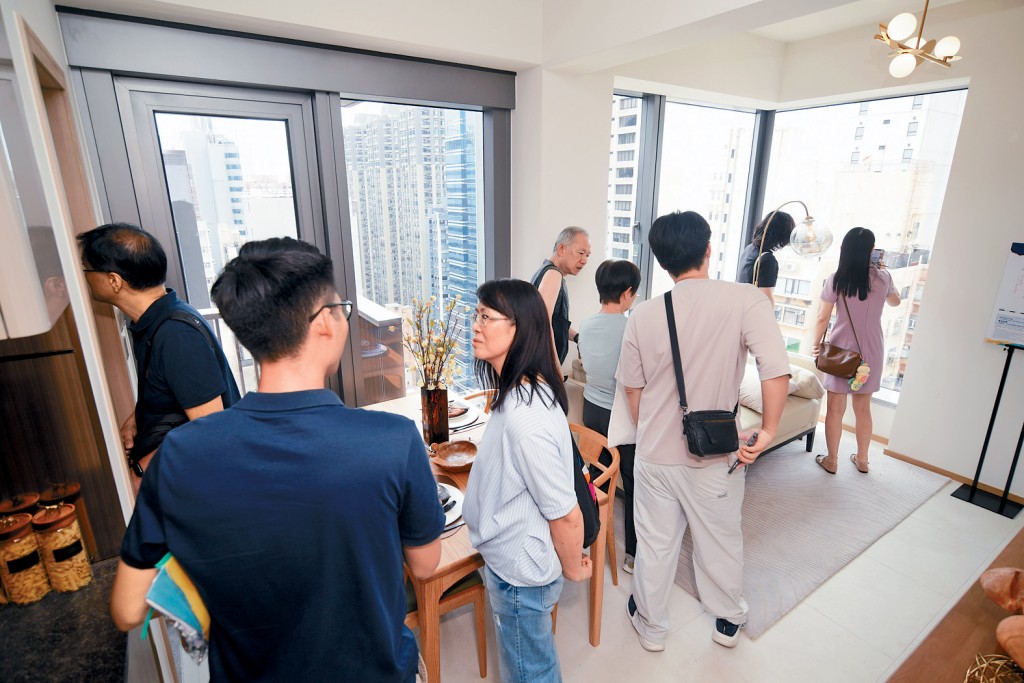 東邊街九號首批以低價出擊,昨日吸引不少睇樓客到場。