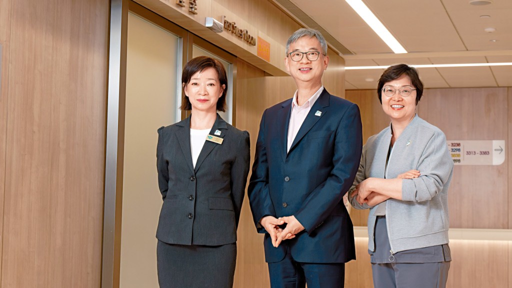 仁安醫院婦產科部門主管余啟文醫生（中）聯同護理總監潘芷琦（左）及高級護士長何雪儀（右），透過團隊緊密合作、窩心服務及設施優化，成功引領仁安醫院婦產科獲「生仔王」美譽。