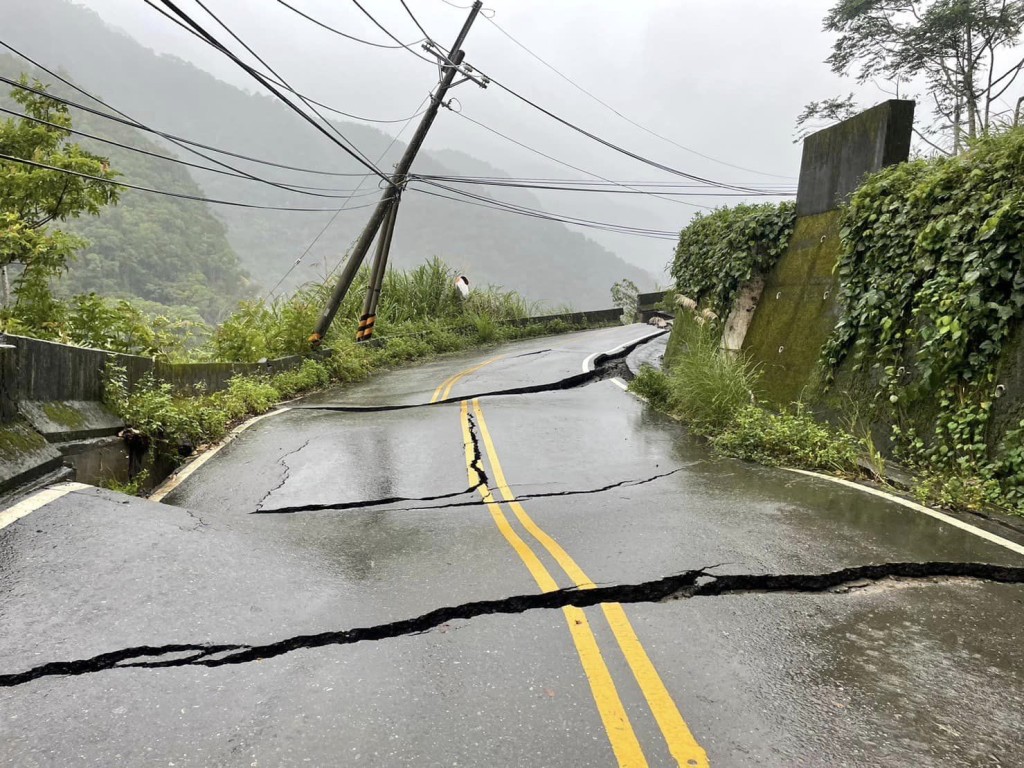 暴雨导致仁爱乡56处道路因坍方等阻断。南投县政府fb