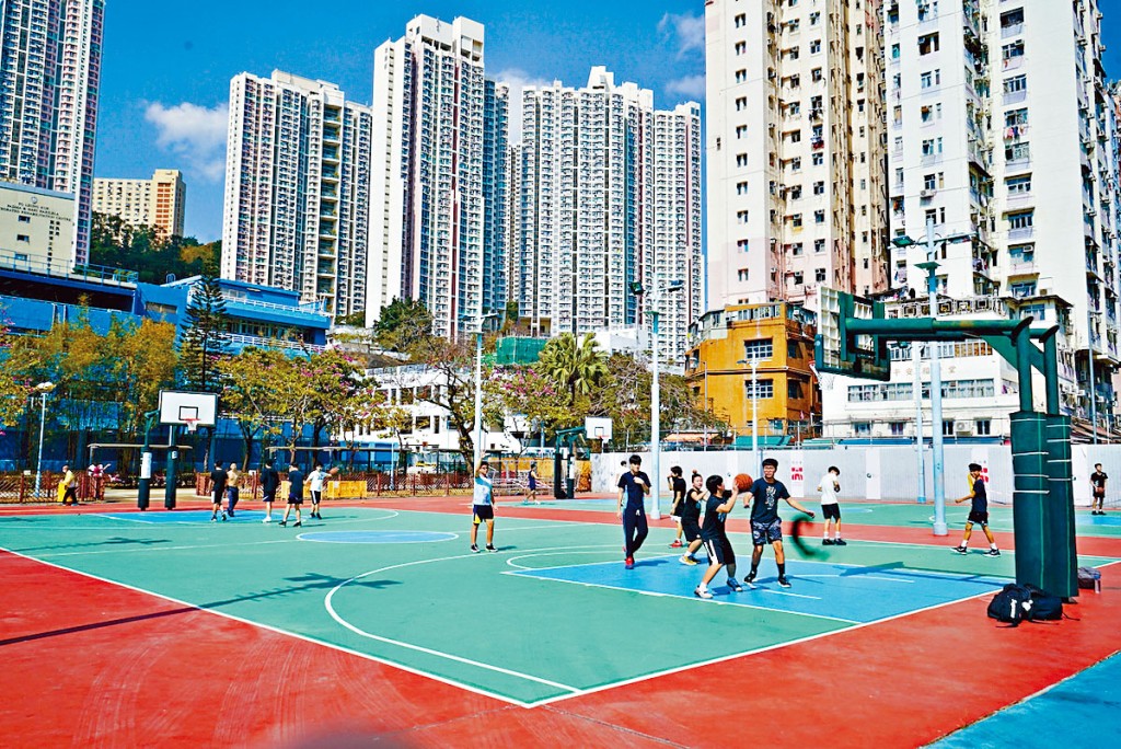 ■戶外籃球場昨重開，場面熱鬧。