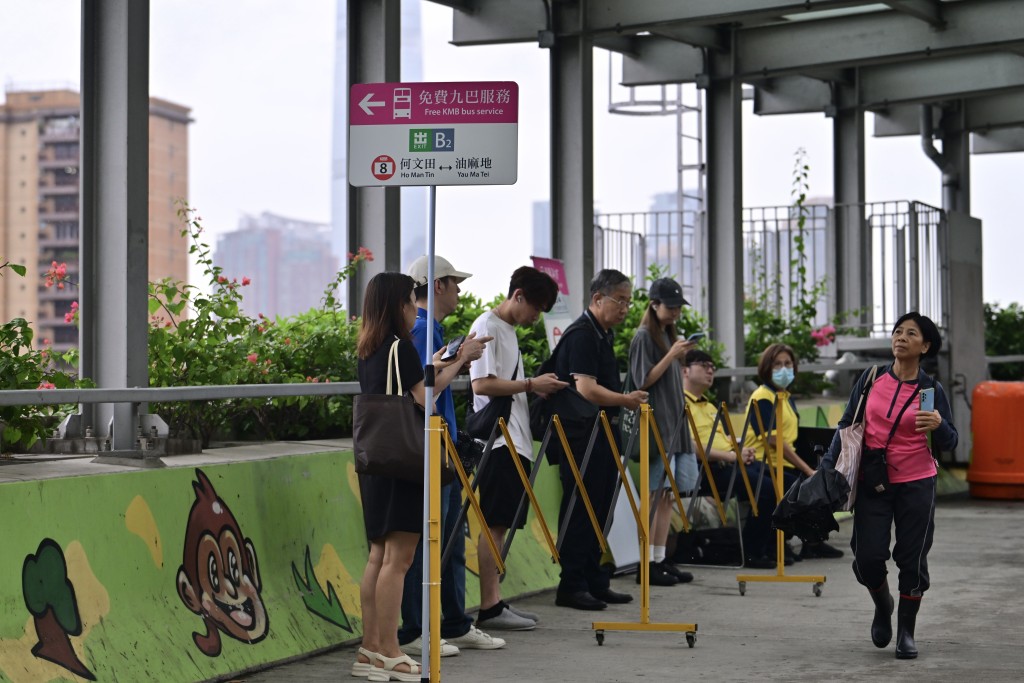 在港鐵何文田站，乘客可前往B2出口搭乘8號九巴免費巴士，有數名港鐵職員在場協助乘客。陳極彰攝