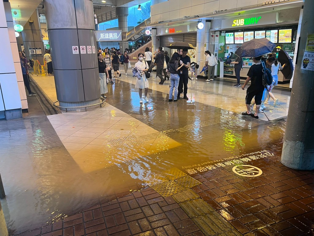 大埔雨量每小时降雨量一度达70毫米，大埔墟港铁站现水浸。