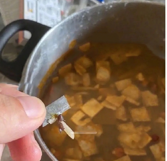 消費者投訴指，李子柒旗下品牌的螺螄粉內藏有刀片。網圖