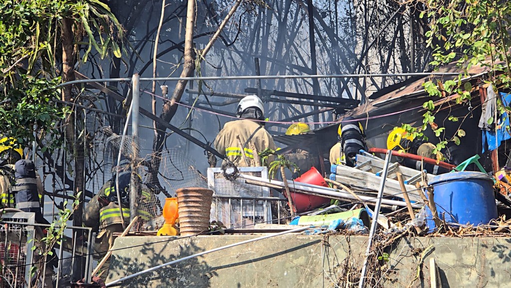消防到场开喉灌救。