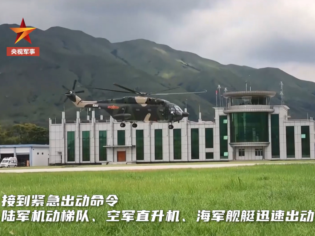 空军直升机出动参与演练。央视新闻