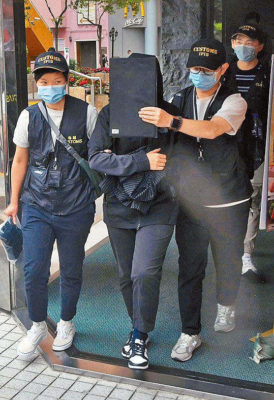 海關經調查後,昨將女職員拘捕。