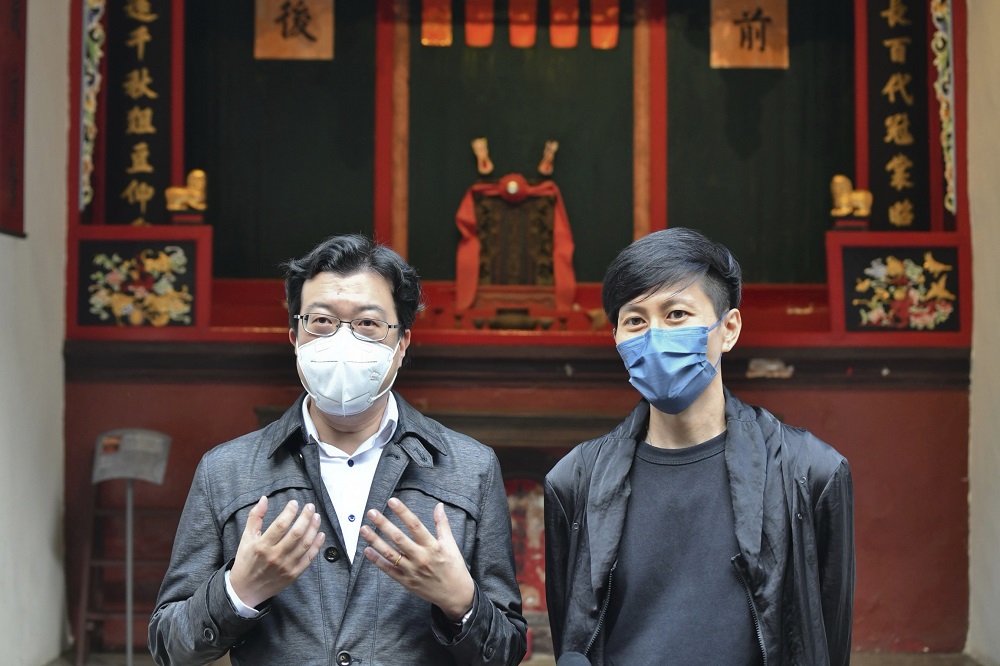 非物質文化遺產辦事處館長伍志和(左)和客席策展人蕭國健(右)。 盧江球攝