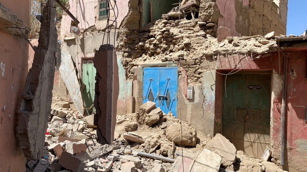 靠近震央的村落阿米茲米茲建築物嚴重受損。 路透社