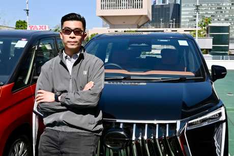 Big Boss Taxi司機陳先生表示，傳統的士司機要「周街搵客」，壓力較大，車隊司機只須跟平台訂單及預約單工作，更加方便。　劉駿軒攝