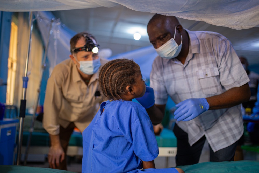 在尼日利亞，無國界醫生團隊正診治一名患有壞疽性口炎的女童，她剛完成了臉部重建手術。©無國界醫生