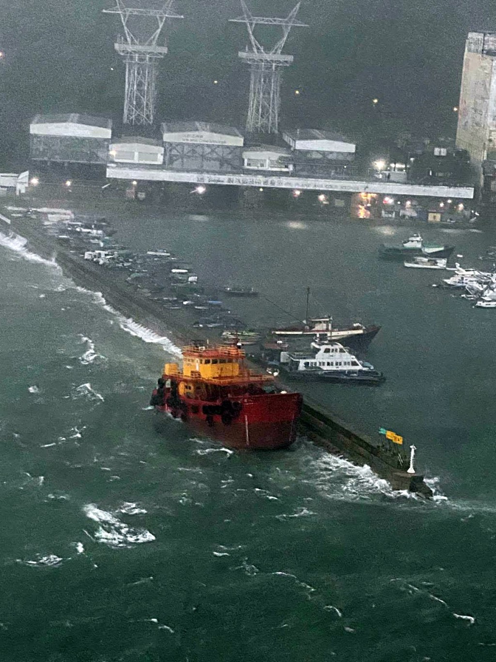 油趸一度撞海堤。网图 油趸一度撞海堤。网图