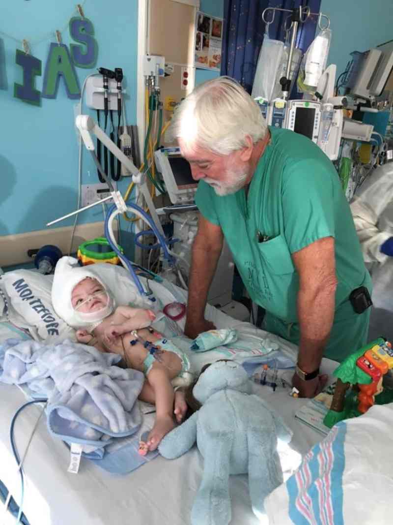 James擅長顱骨連體嬰分離手術。