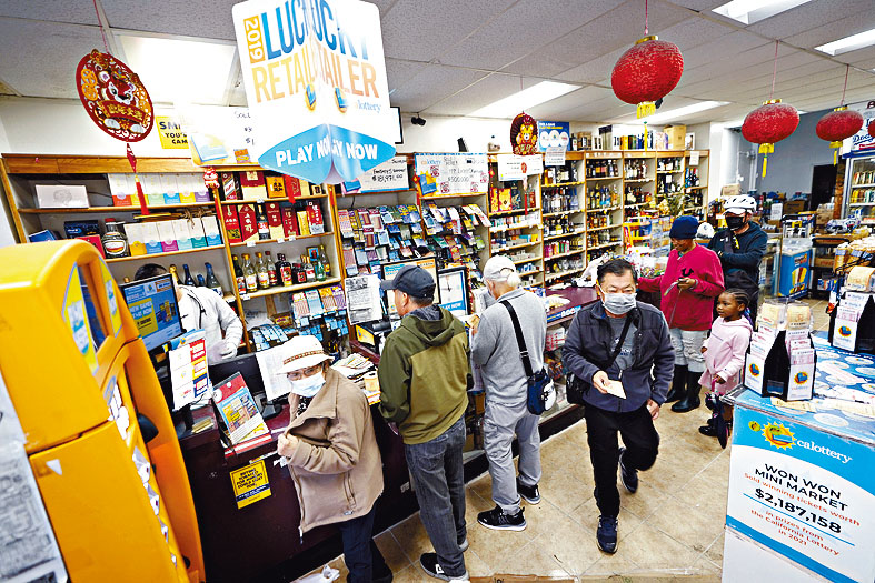 顧客周一在洛杉磯唐人街一家店鋪,購買「強力球」彩票。