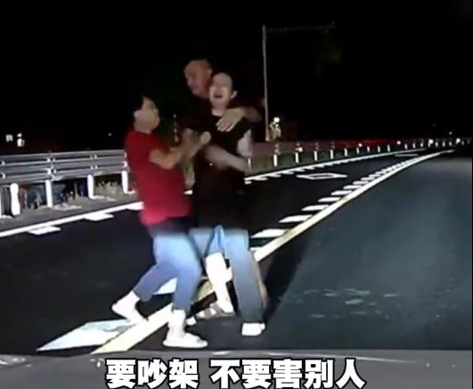 浙江女子心情不好走出馬路攔車，被母親一巴掌打飛眼鏡拉回。抖音＠李戴桃疆