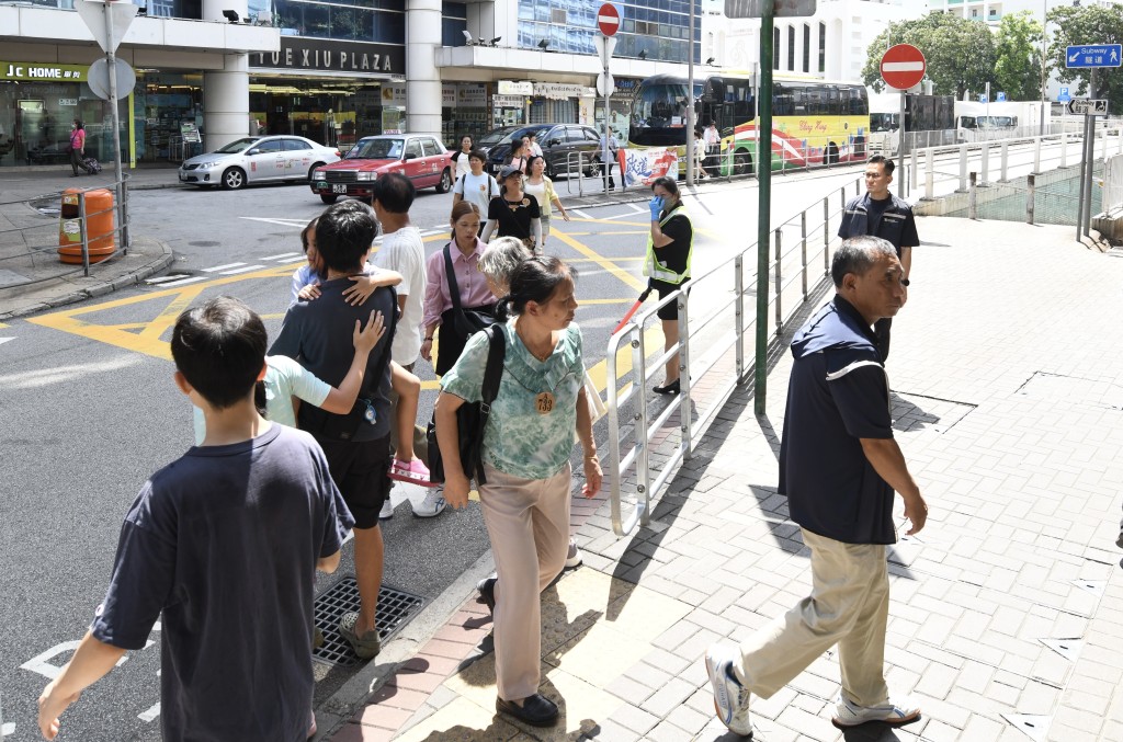 團友們落車後在導遊領隊指揮下「急急腳」步入餐廳。何君健攝