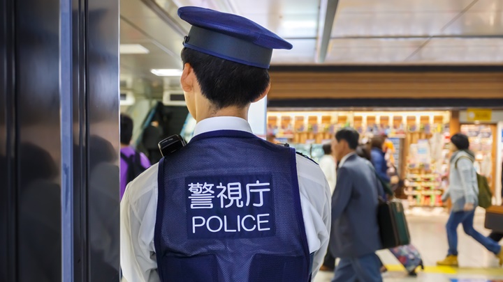 日本有警員在街頭醉倒後，遺失查案文件。iStock示意圖，非涉事人