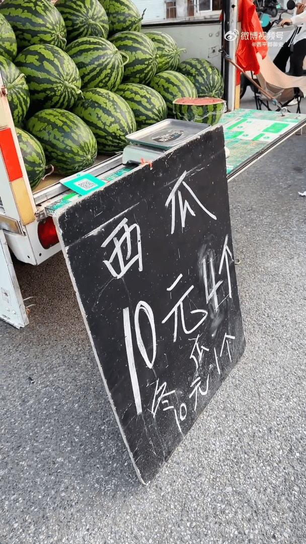 南韓人被中國又大又便宜的西瓜所震撼。（微博）