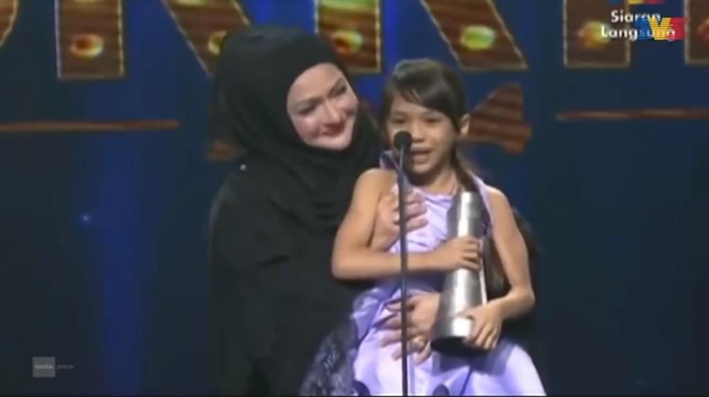 Puteri Balqis 7歲時被主持人抱上台領視后獎座，得獎感言表示非常多謝父母。