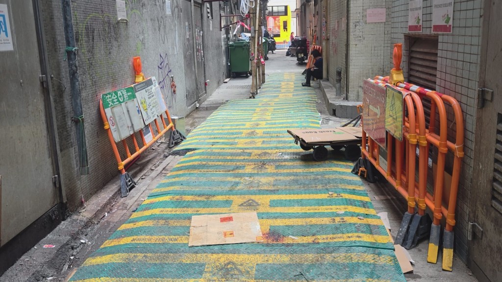 後巷遺有一灘血迹。