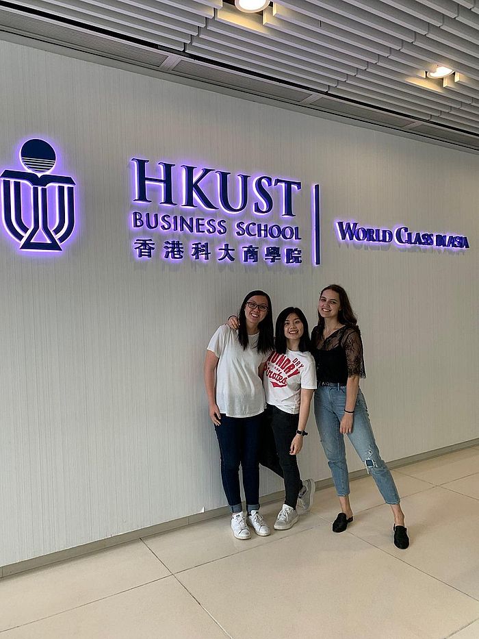 李維裕(中)喜歡結交不同國籍的朋友,也是驅使她報讀環球商業管理的原因之一。