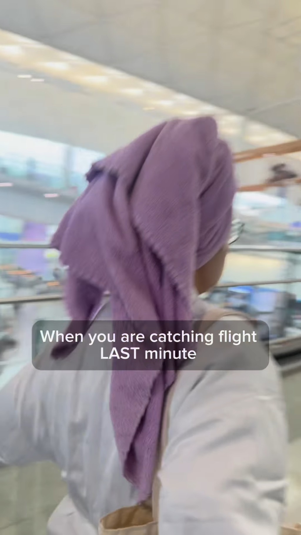 朱智贤头上盖着毛巾，身上穿浴袍，并穿上拖鞋于香港机场狂奔。