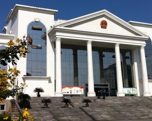 周仲明在眉山市中級人民法院門口自焚。資料圖片