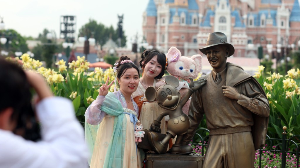 上海迪士尼樂園一直深受國內遊客歡迎。中新社