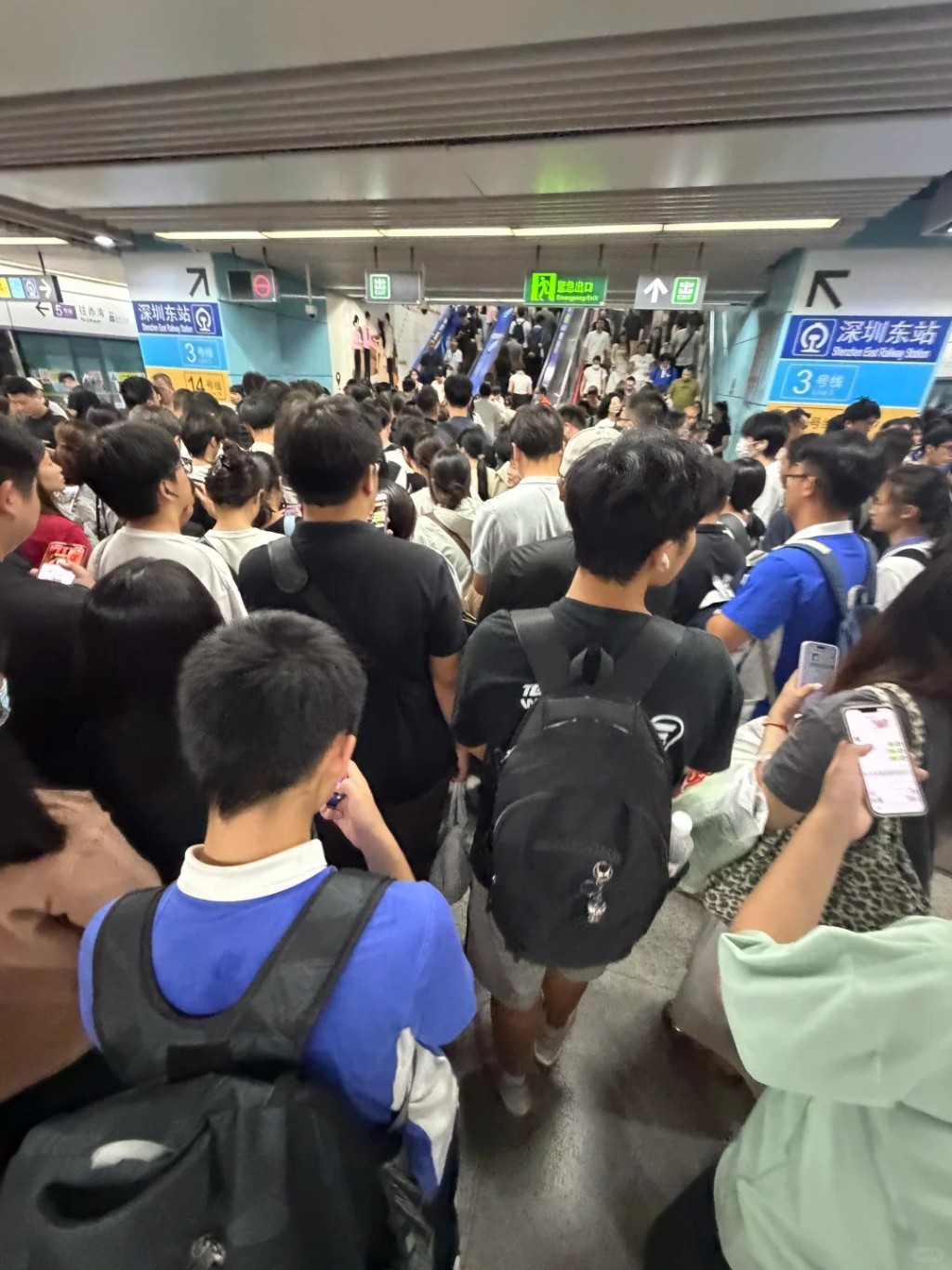 下午約7時,深圳地鐵3號線出站口。小紅書 下午約7時,深圳地鐵3號線出站口。小紅書