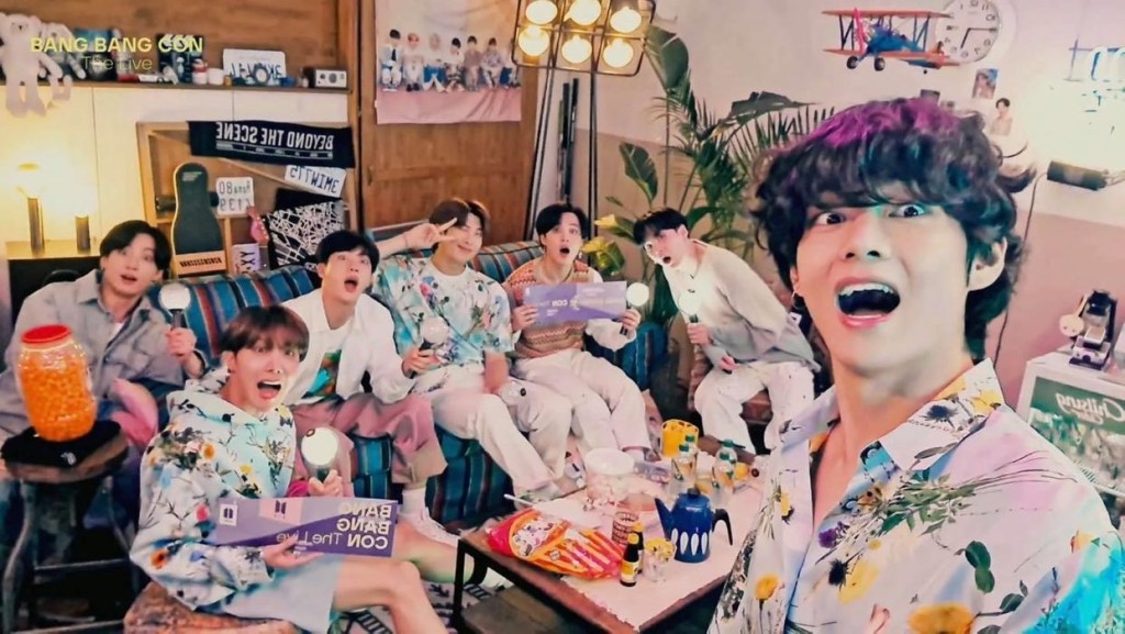 開場前片段，BTS坐定定等開Show。