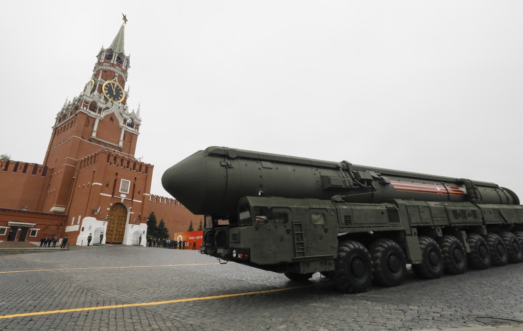 普京曾赞俄罗斯举行RS-24“亚尔斯”洲际弹道导弹是“俄罗斯的无敌武器”。(路透社)