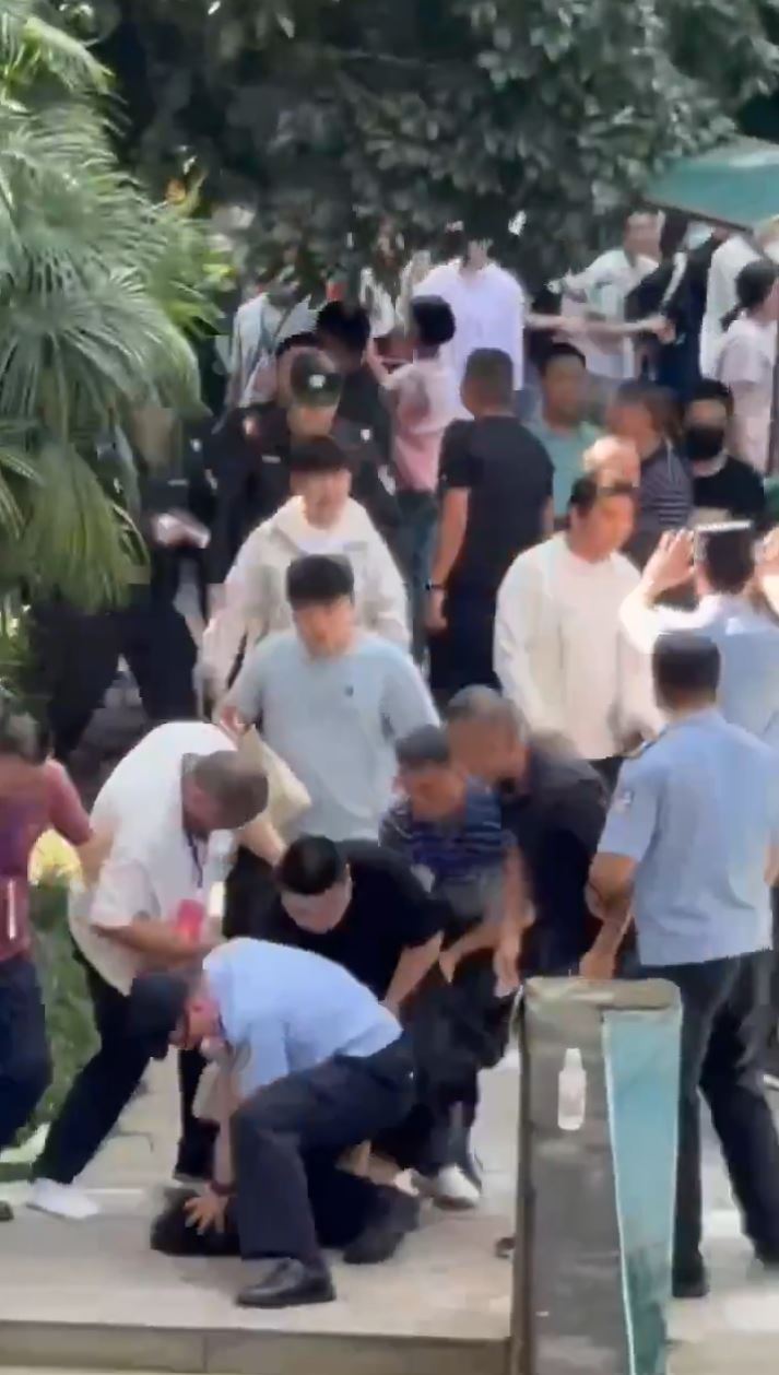 動保人士在「打包哥」家外通宵示威，演變成警民衝突。影片截圖